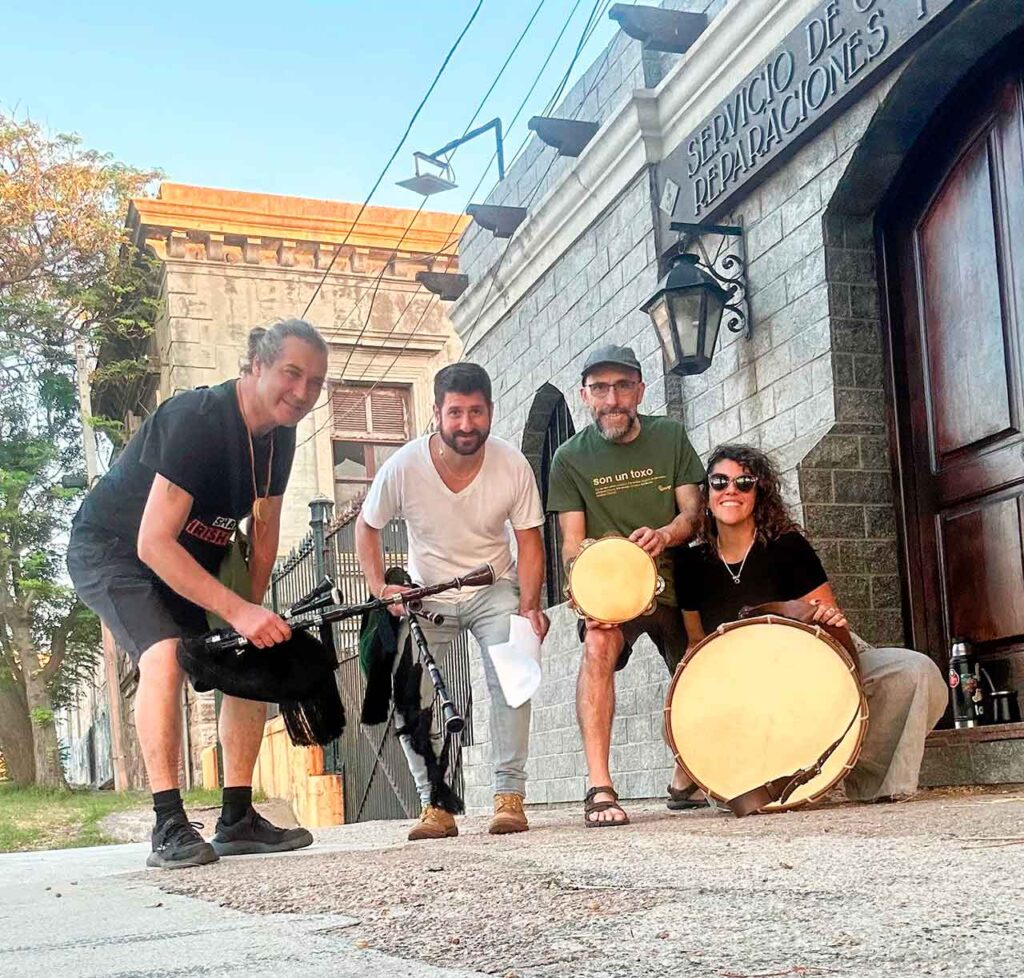 Los miembros de Os Trapalleiros en las calles de Montevideo.
