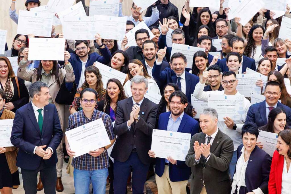 El presidente de la Xunta, Alfonso Rueda, con algunos de los becarios BEME.