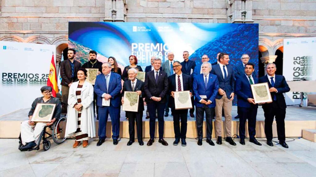 El presidente de la Xunta, Alfonso Rueda, con los galardonados con el Premio da Cultura Galega.