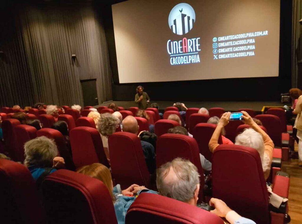 El historiador especializado en emigración gallega Ruy Farías presentó la película.