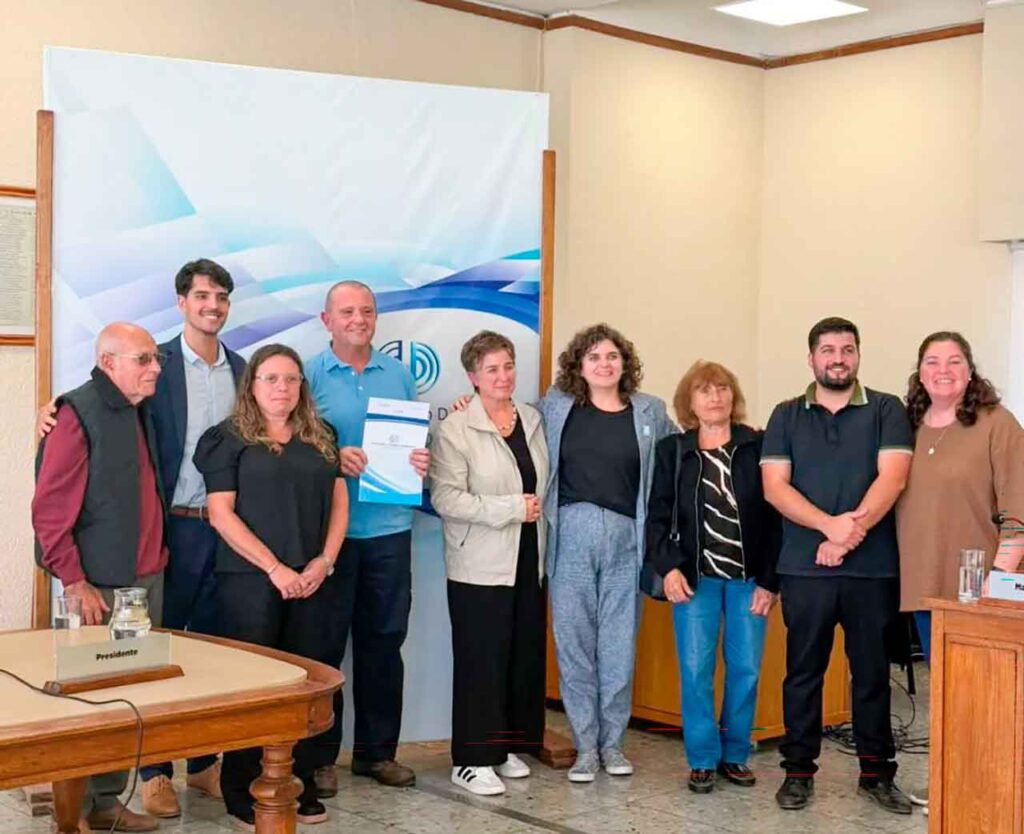 Directivos de la Asociación Española de Coronel Dorrego con la copia de la declaración de Interés Municipal.