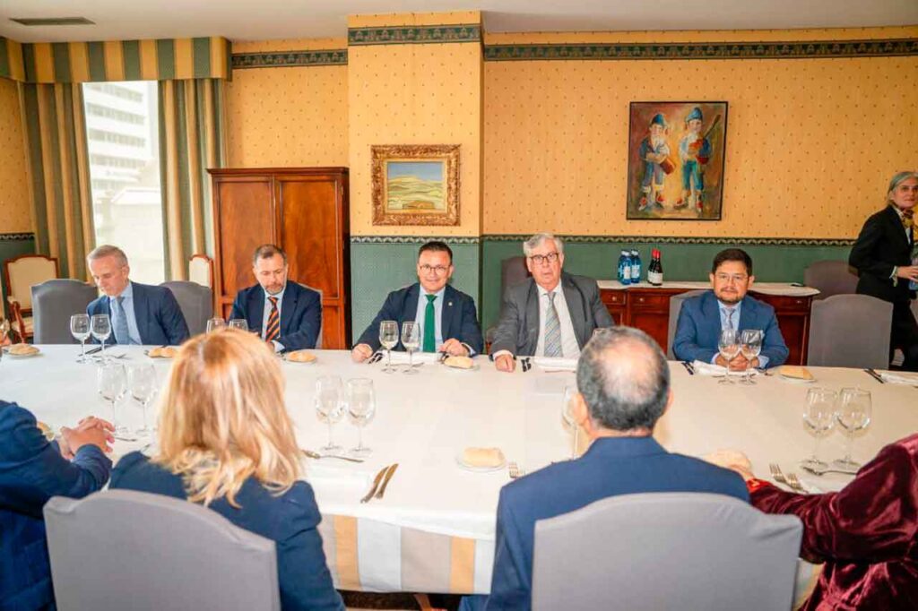 José González con el cuerpo consular en Vigo.