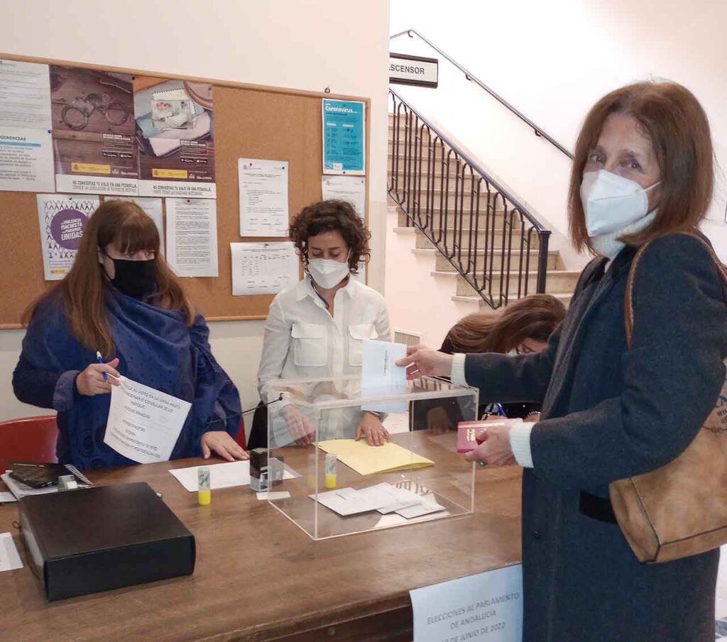 Emigrante andaluza votando en Argentina en las elecciones autonómicas de 2022.