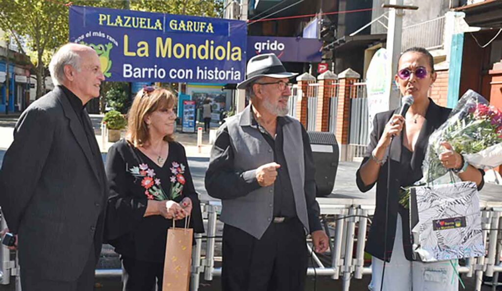 El periodista Enrique Conde, centro, junto a los tangueros que asistieron al acto.