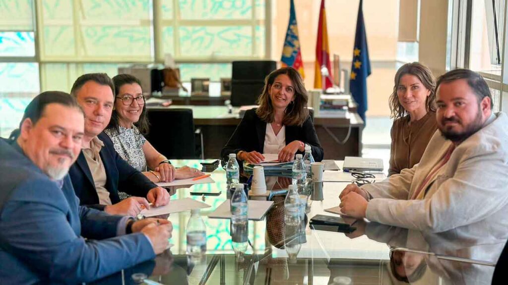 Nuria Martínez, centro, durante la reunión.