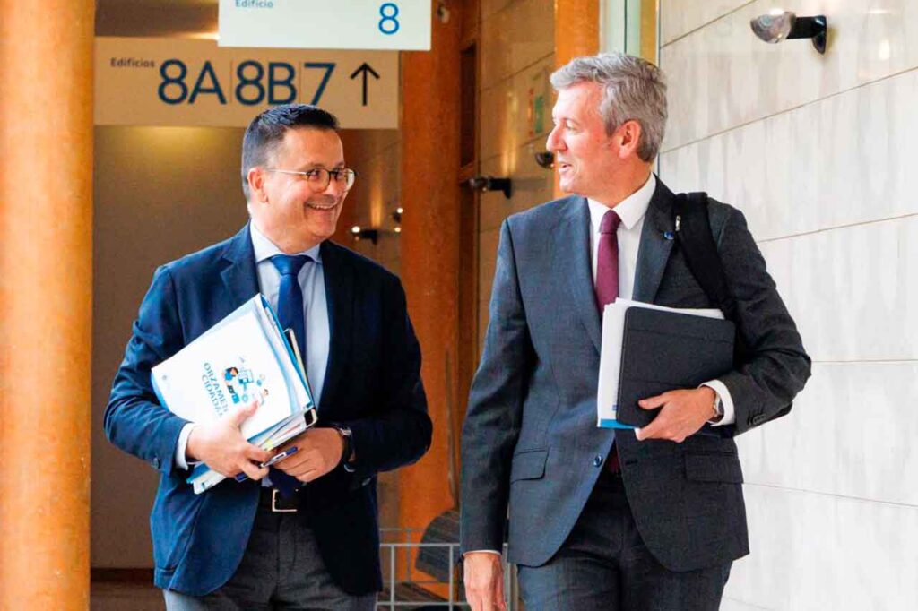 El conselleiro de Emprego, Comercio e Emigración, José González, y el presidente de la Xunta, Alfonso Rueda, tras la reunión del Consello el día 20 de abril.