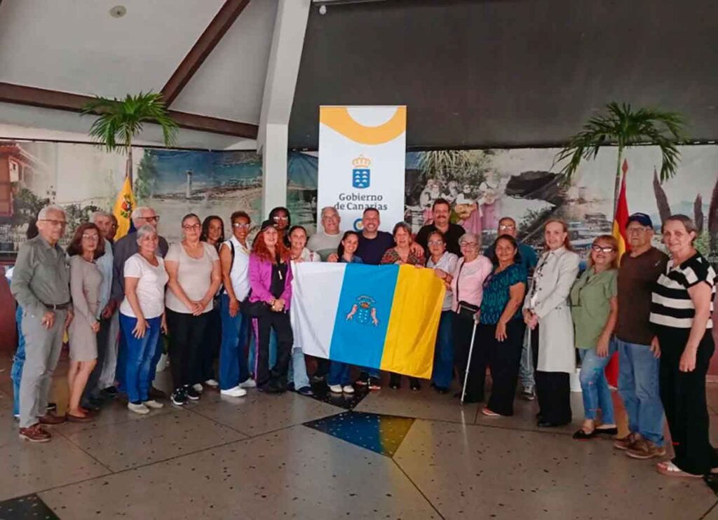 José Téllez con los miembros del Hogar Hispano de Yaracuy.