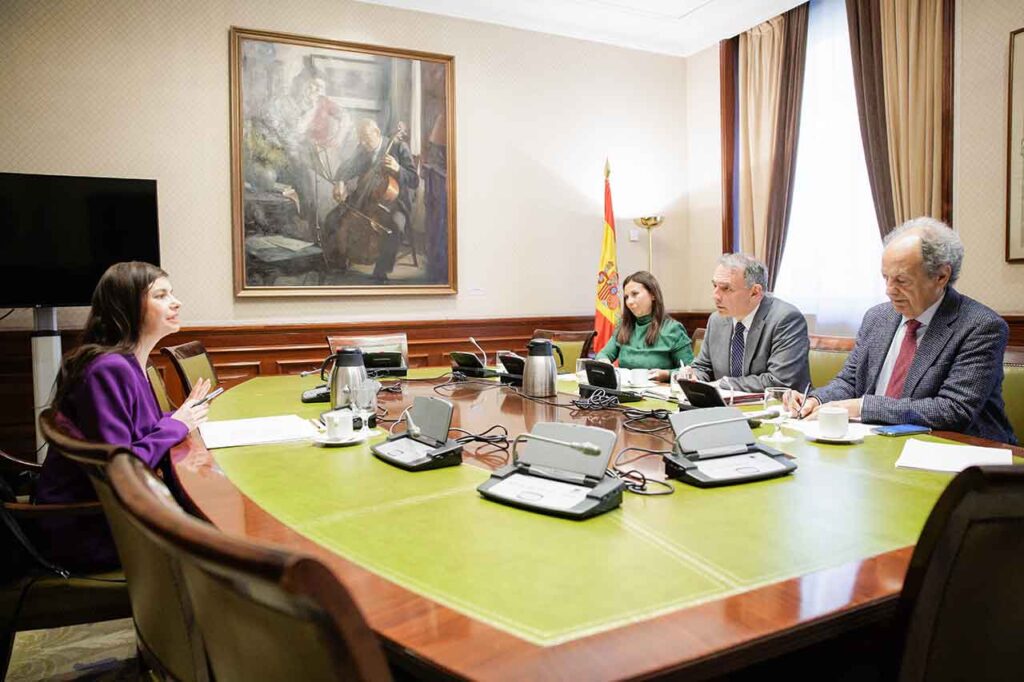 Violeta Alonso, la diputada María Isabel Moreno, el diputado Enrique Santiago y el letrado de la Comisión de Asuntos Exteriores, Manuel Alba.
