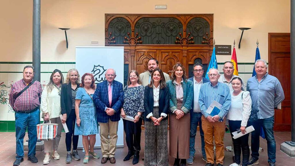 Nuria Martínez con los miembros de la Federación de Casas y Centros Regionales de España en Castellón.