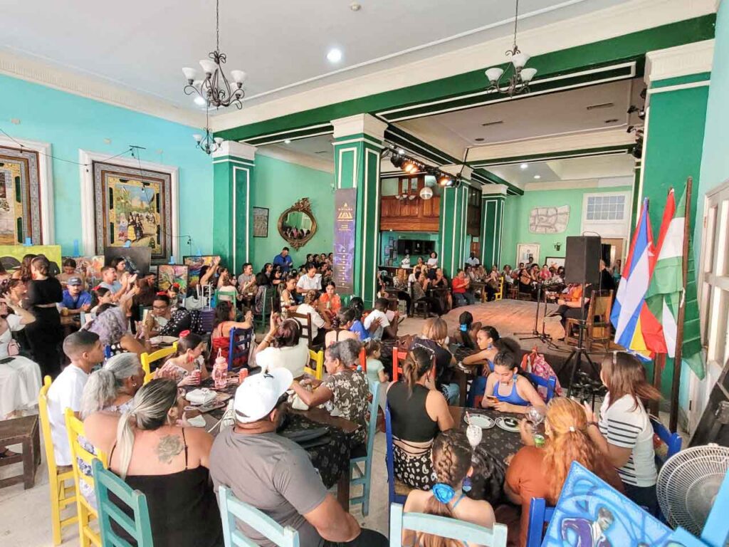 El público llenó el Salón Federico García Lorca del Centro Andaluz de La Habana.