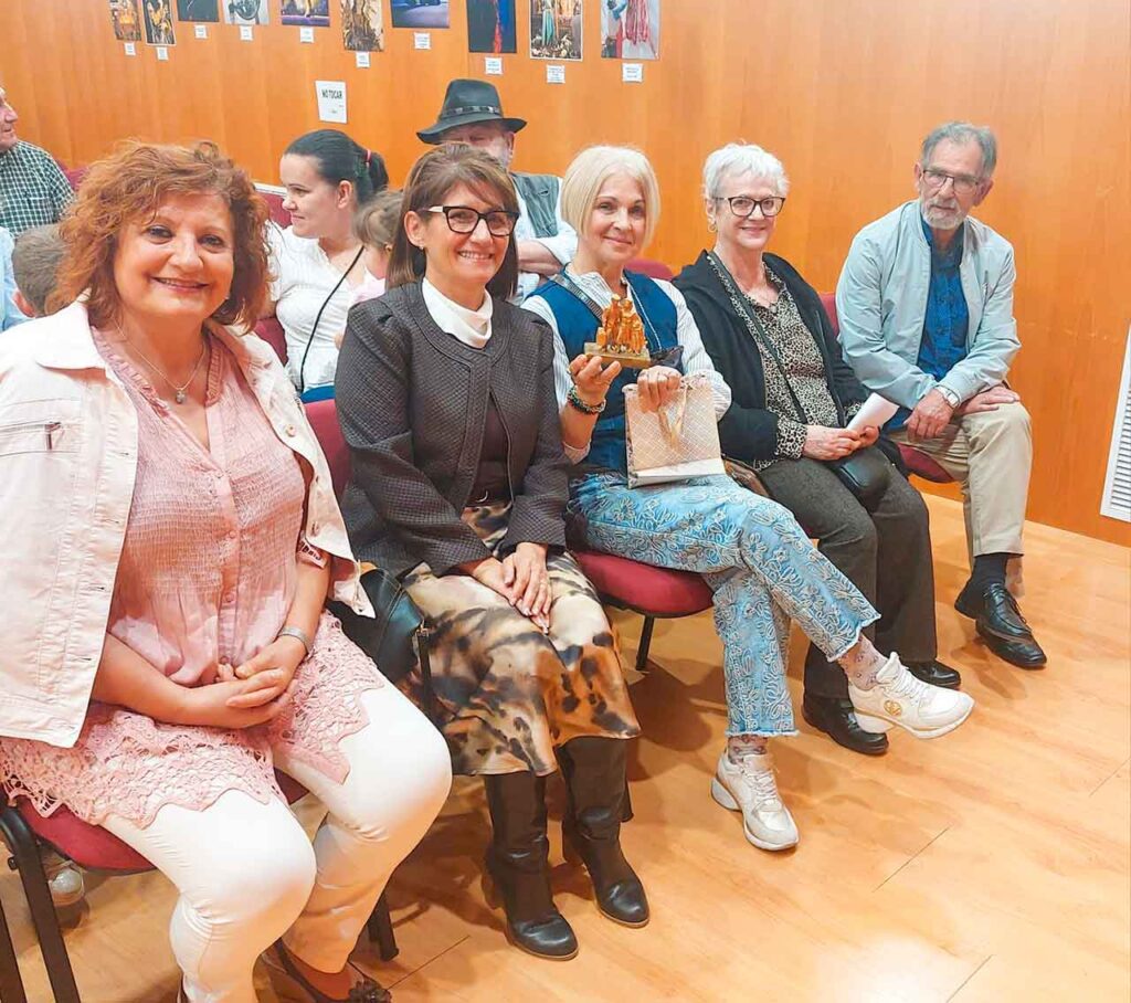 La presidenta de AGEyR, María José Hueltes, centro, junto a otros miembros de la entidad.