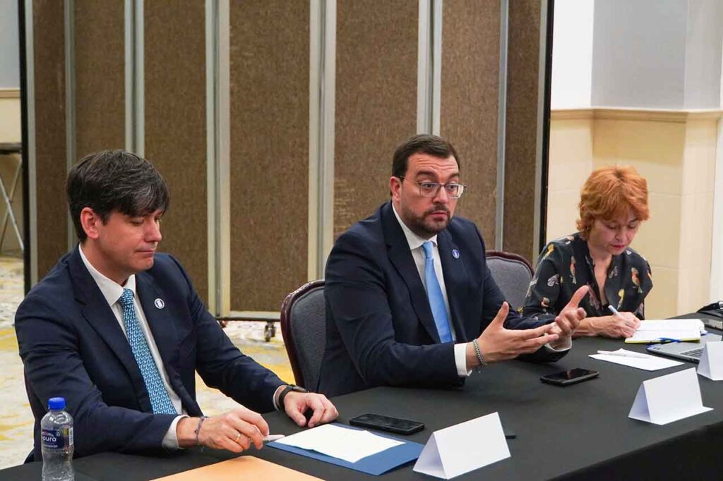 El consejero de Ciencia del Principado, Borja Sánchez, el presidente, Adrián Barbón, y la consejera Económica y Comercial de la Embajada de España, María Peña.