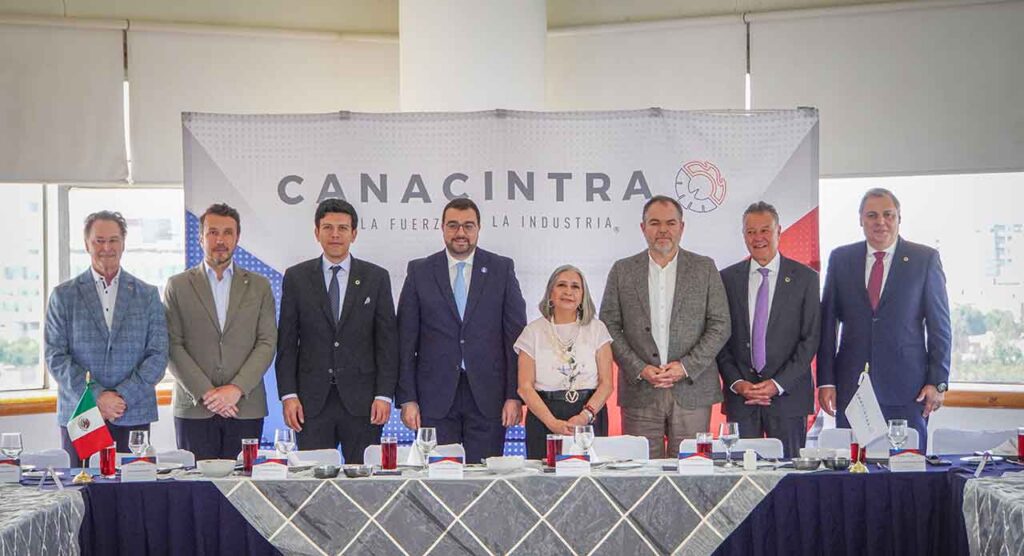 Daniel González, presidente de la Cámara de Comercio de Avilés; Félix Baragaño, presidente de la Cámara de Comercio de Gijón; Víctor Galindo, vicepresidente de Comercio de Canacintra; Adrián Barbón, presidente del Principado de Asturias; María Lourdes Medina, presidenta de Canacintra; Carlos Paniceres, presidente de la Cámara de Comercio de Oviedo; Enrique Martínez, tesorero de Canacintra; y Enoch Castellanos, expresidente nacional de Canacintra.