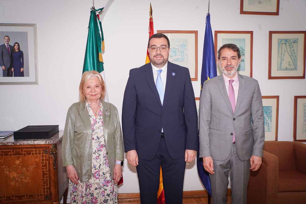 María Antonia Fernández Felgueroso, Adrián Barbón y Juan Duarte.