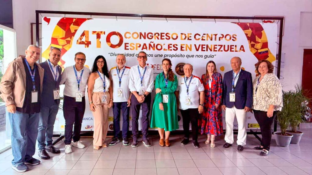 La directiva de Feceve en el centro y su presidente, Roberto González, y la cónsul Aurora Carbonell.