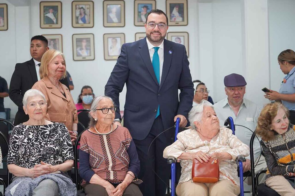 Adrián Barbón con algunos de los usuario del asilo del Hospital Español de México.
