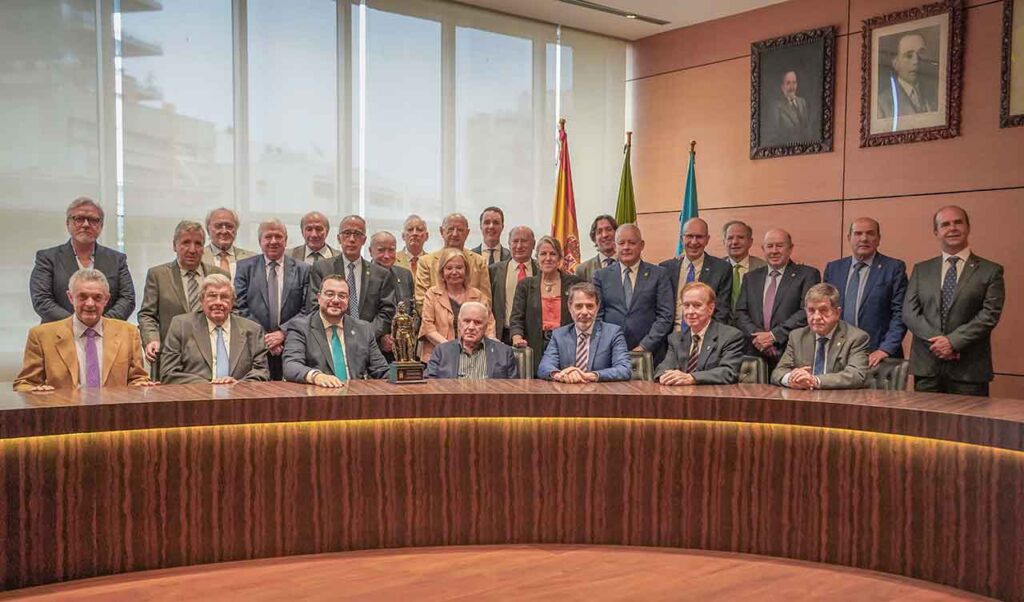 Adrián Barbón con los empresarios astur-mexicanos en el Centro Asturiano de México.