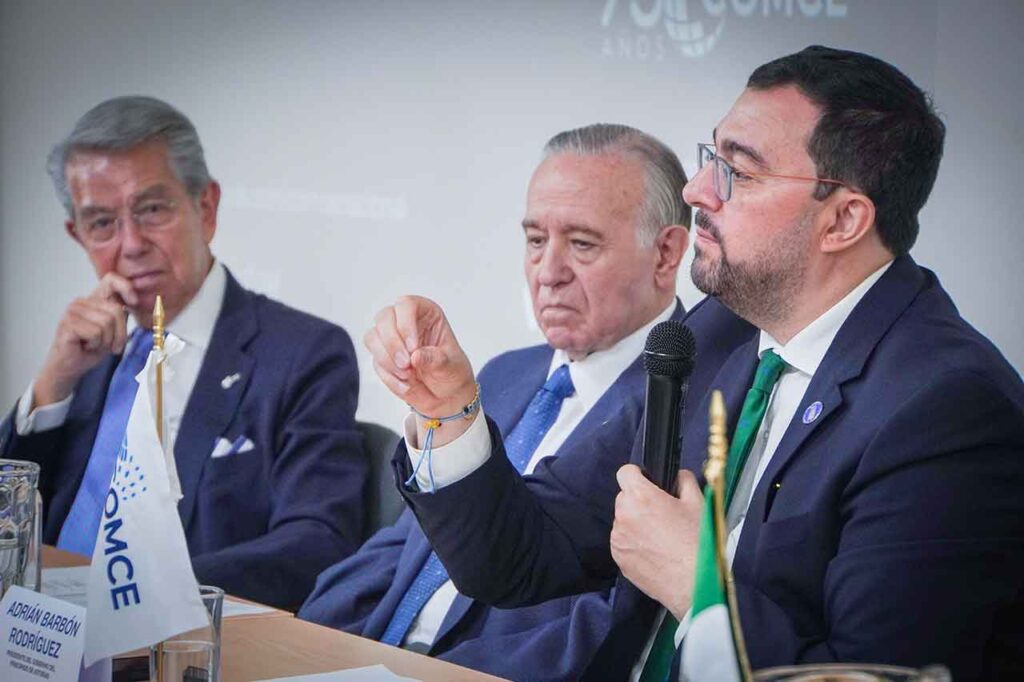 Sergio Contreras, Valentín Díez Morodo, de Comce, y Adrián Barbón.