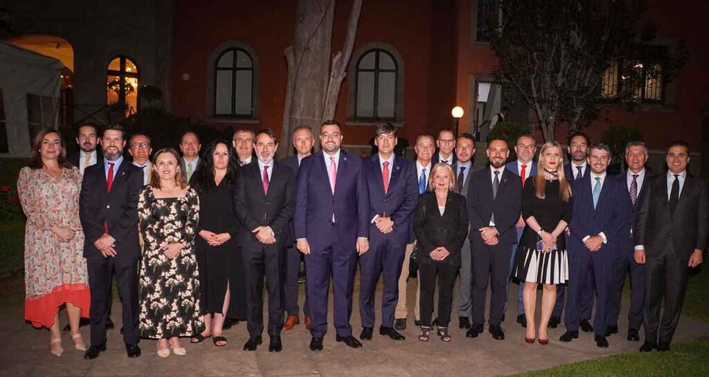 Adrián Barbón, en el centro, rodeado por la delegación asturiana y el personal de la Embajada.