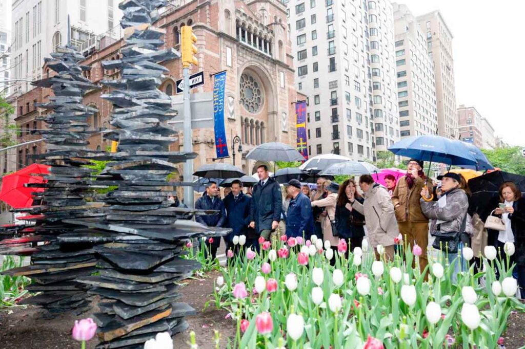 José López Campos y la delegación gallega en la inauguración de la muestra.