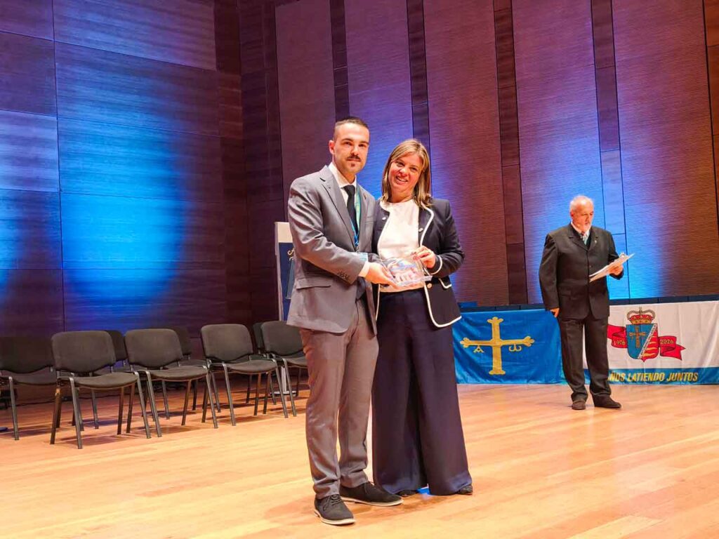 Gimena Llamedo con el presidente del Centro Asturiano de Valladolid, Alfonso Verdeja.