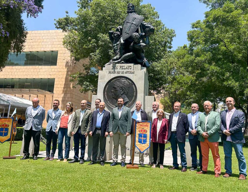 Adrián Barbón con directivos del Centro Asturiano de México.