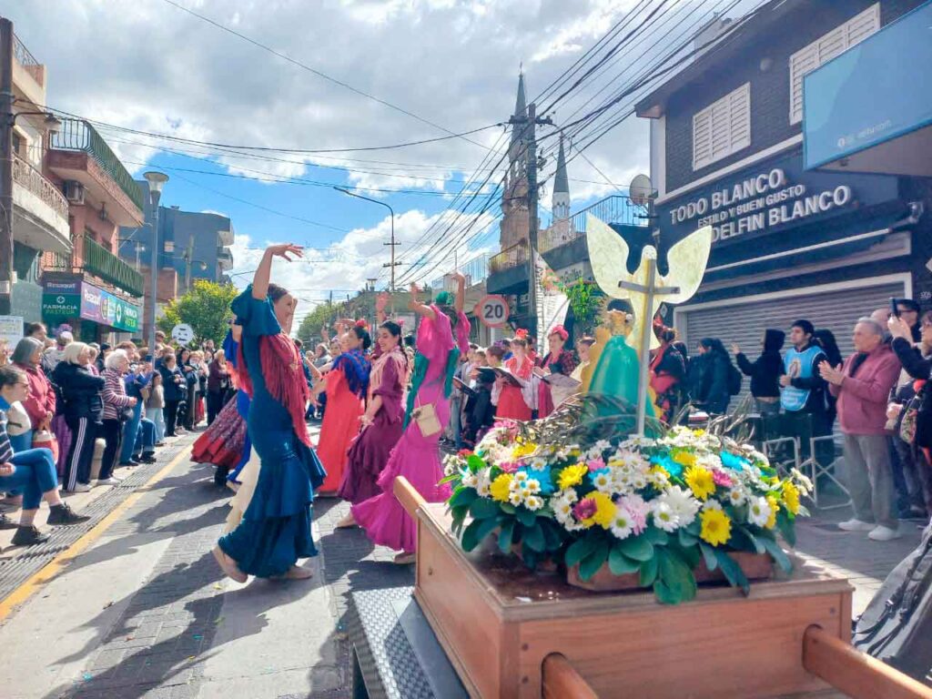 Un momento de la procesión por las calles de Santos Lugares.