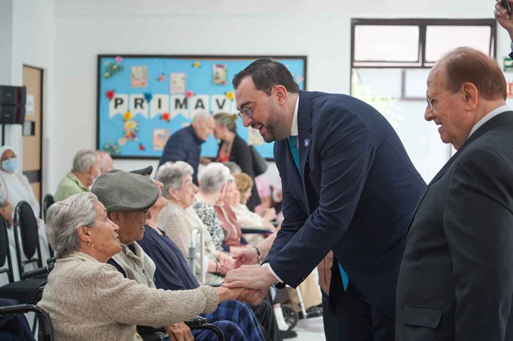 El presidente del Principado, Adrián Barbón, durante la visita que realizó hace unos días al asilo del Hospital Español de México.