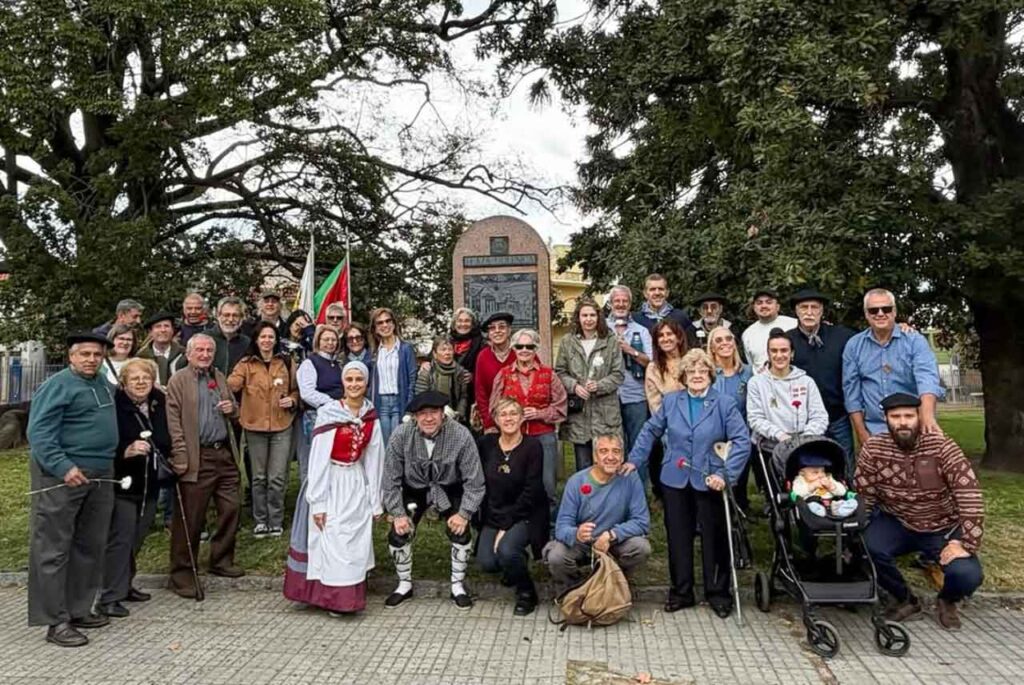 Representantes de la colectividad vasca que participaron en el acto.