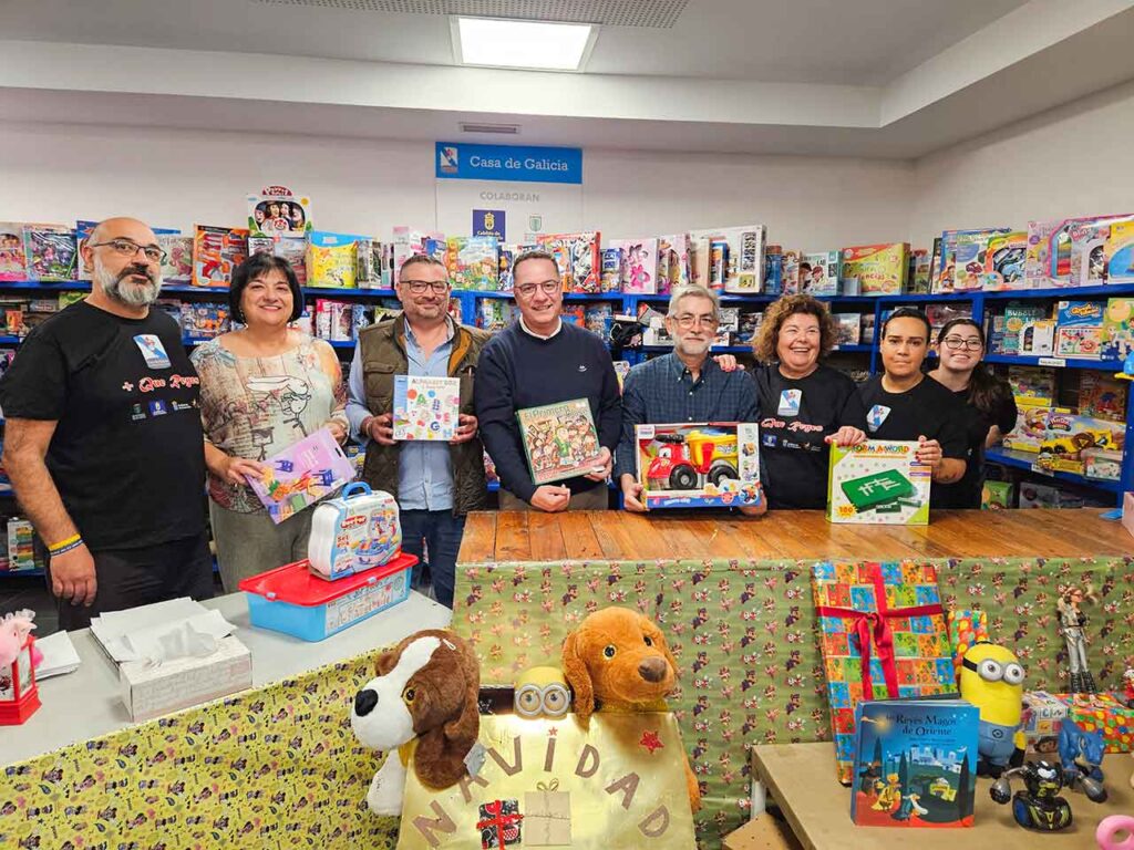 Visita del consejero de Educación, Formación Profesional, Actividad Física y Deportes, Poli Suárez, a la Casa de Galicia de Las Palmas de Gran Canaria durante la campaña de recogida de juguetes.