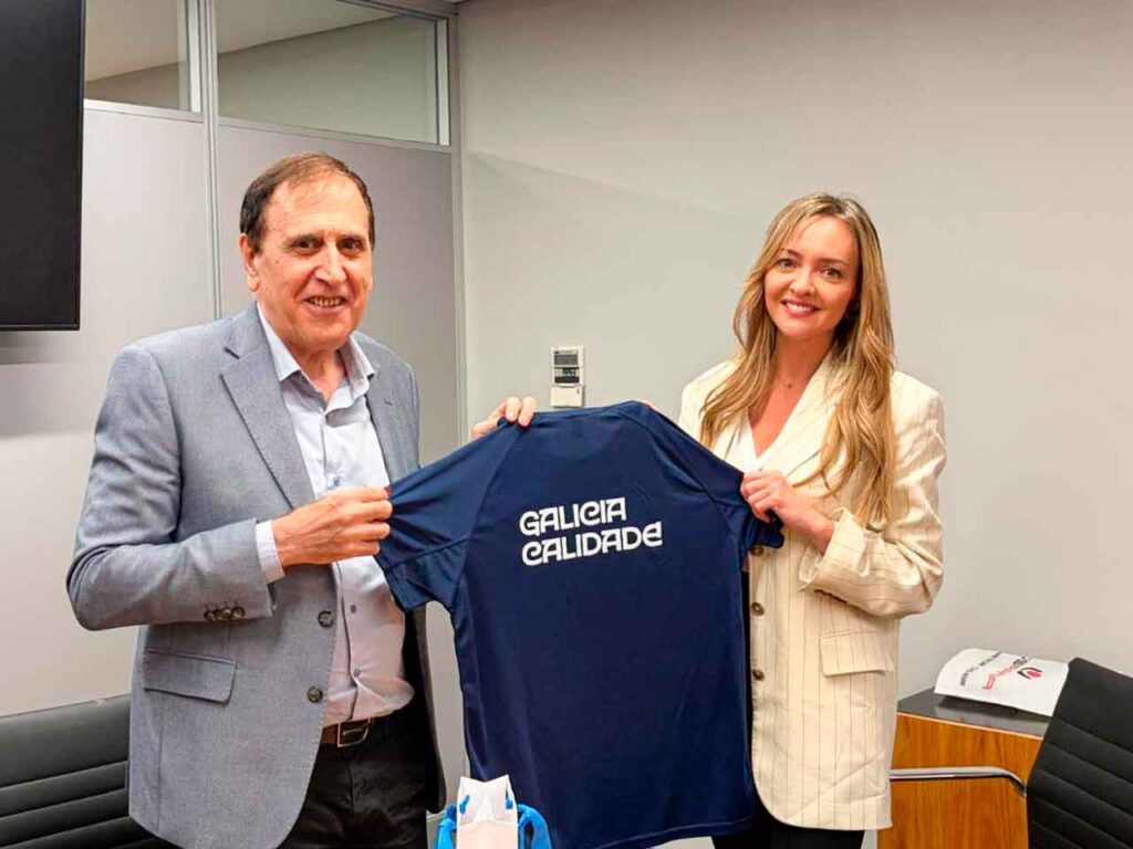 La conselleira Fabiola García con el presidente de Ospaña, José Luis Seoane.