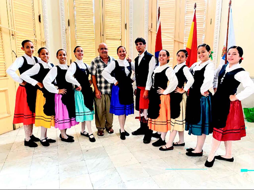 Julio Gallo con el grupo de baile de la Agrupación Artística Gallega que participó en la celebración.