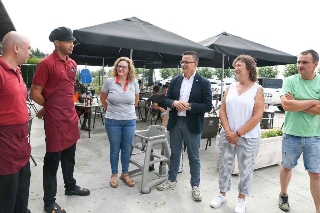 El conselleiro de Emprego, Comercio e Emigración, José González, con algunos beneficiarios del programa Retorna Cualifica Emprego. 