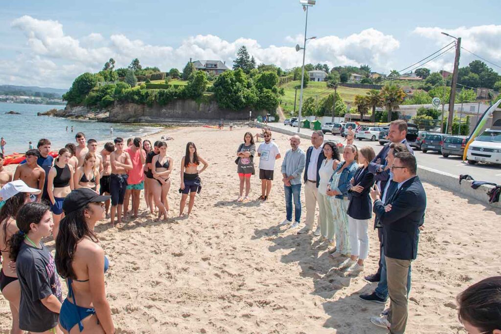 Los consselleiro de Emprego, Comercio e Emigración, José González, y de Cultura, Lingua e Xuventude, José López Campos, y el secretario xeral da Emigración, Antonio Rodríguez Miranda, con jóvenes del exterior en un campamento de verano en Gandarío.
