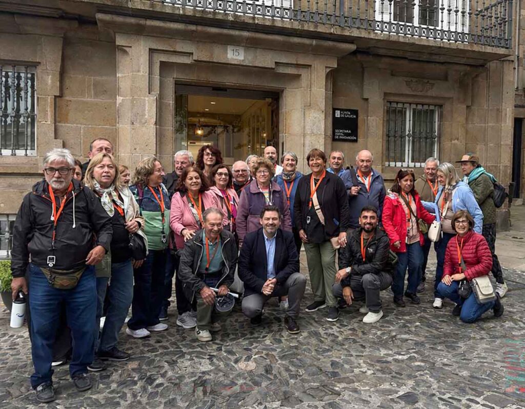 El secretario xeral da Emigración, Antonio Rodríguez Miranda, con el grupo proveniente de Argentina.