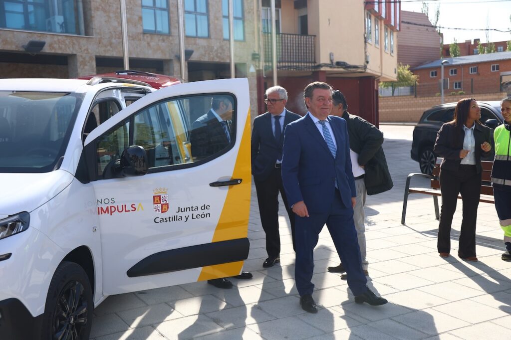 González Gago durante su visita al municipio vallisoletano de La Cistérniga.