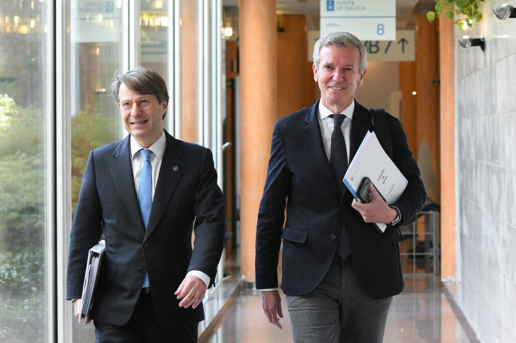 El presidente de la Xunta, Alfonso Rueda, y el conselleiro de Facenda, Miguel Corgos, camino de la rueda de prensa tras el Consello.