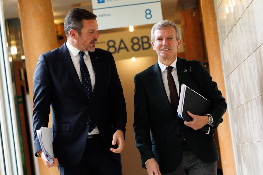 El presidente de la Xunta, Alfonso Rueda, y el conselleiro de Cultura, Lingua e Xuventude, José López Campos, camino de la rueda de prensa del Consello.