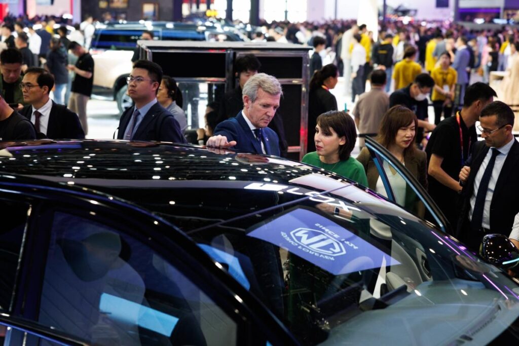 El presidente de la Xunta, Alfonso Rueda, y la conselleira de Economía e Industria, María Jesús Lorenzana, visitaron el salón del automóvil Beijing Autoshow, considerado como el mayor de estas características del mundo.
