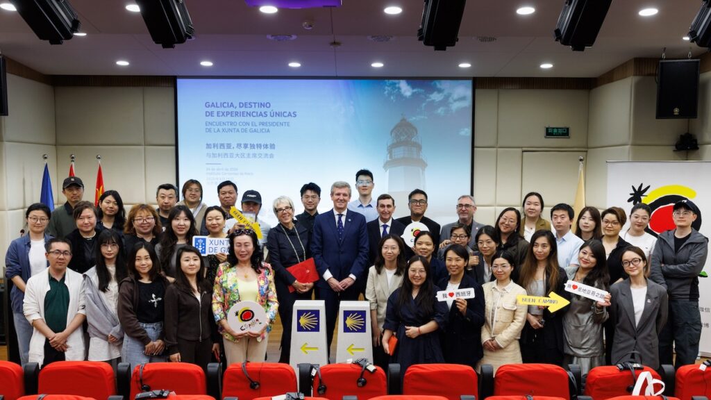 El presidente de la Xunta, Alfonso Rueda, con los participantes en el encuentro con operadores turísticos en Pekín.