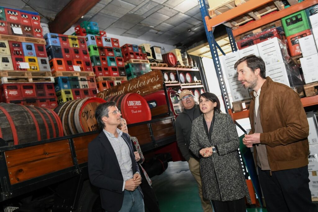 La conselleira María Jesús Lorenzana durante su visita a Bodegas Lodeiros.