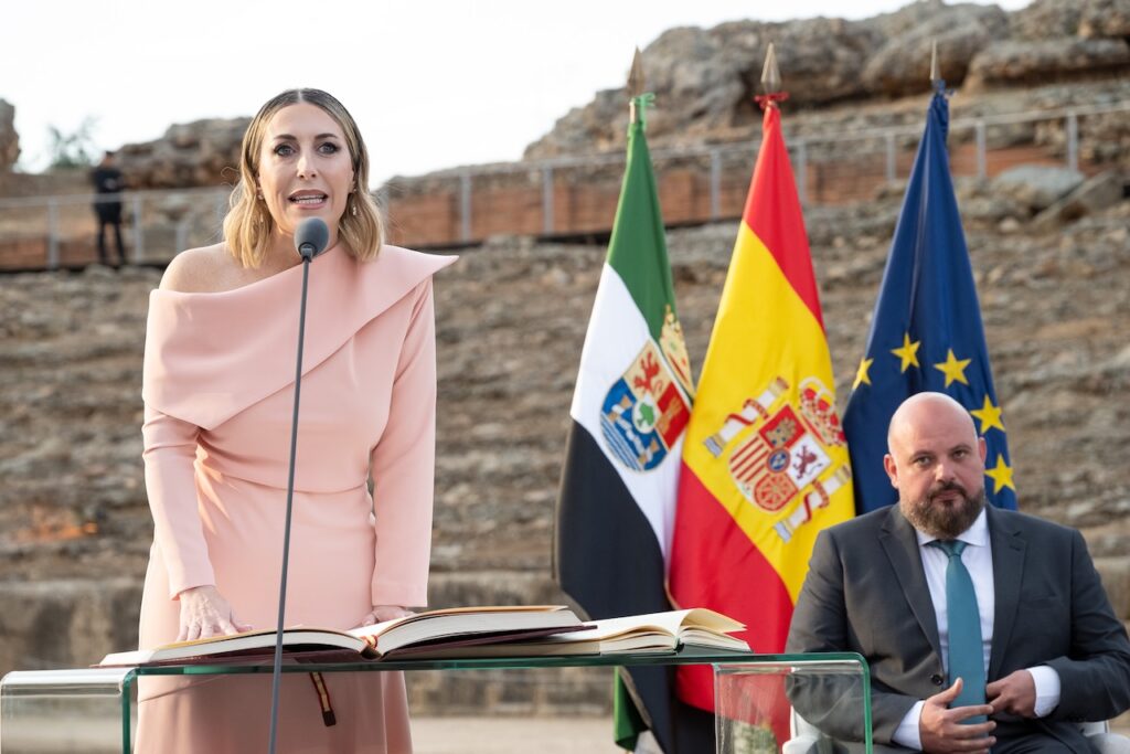María Guardiola toma posesión de su cargo como presidenta de la Junta de Extremadura en un acto celebrado en el Anfiteatro Romano de Mérida ante el presidente de la Asamblea de Extremadura, Manuel Naharro. 