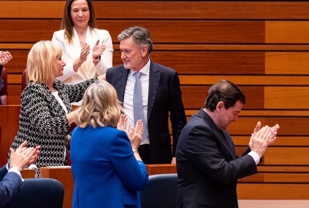 El nuevo presidente de las Cortes de Castilla y León Francisco Vázquez, recibe el aplauso del presidente de la Junta, Alfonso Fernández Mañueco, de otros miembros del Ejecutivo y de sus compañeros del PP tras su elección.