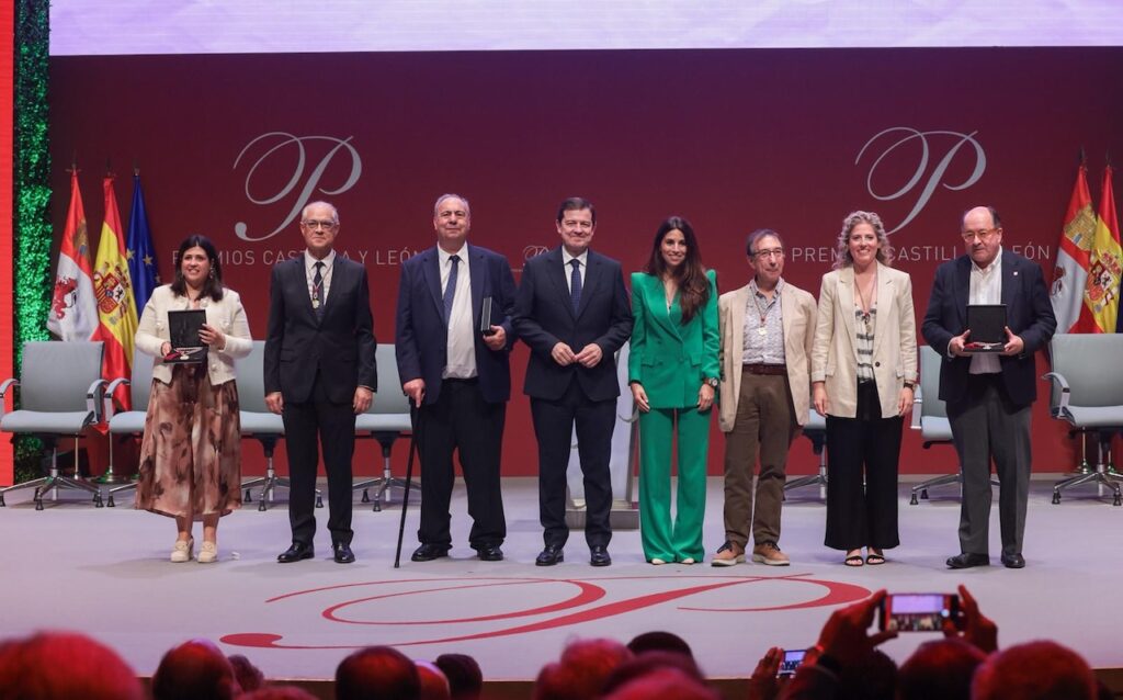 El presidente de la Junta de Castilla y León, Alfonso Fernández Mañueco, posa con los galardonados con los Premios Castilla y León 2025.
