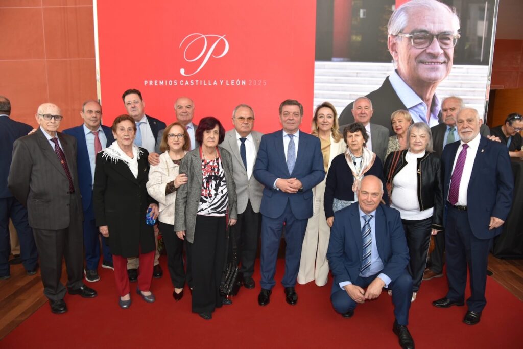 El consejero de la Presidencia, Luis Miguel González Gago, y la directora de Acción Exterior, Ruth Andérez, con los representantes de los castellanos y leoneses en el exterior en el acto.