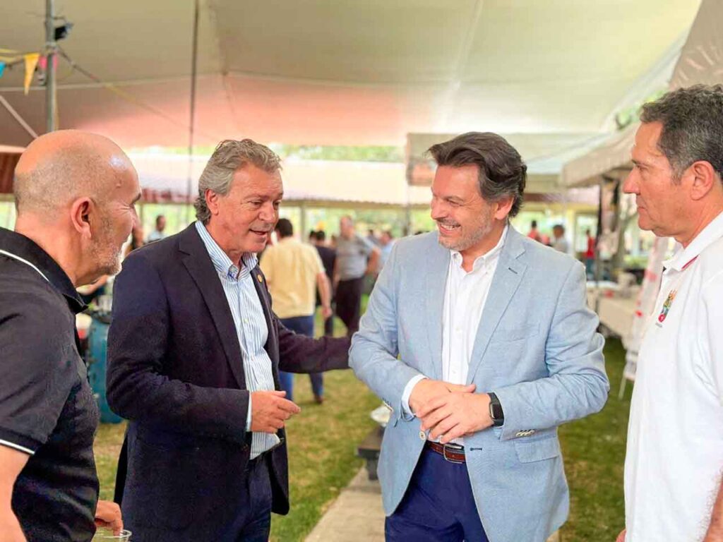 Antonio Rodríguez Miranda charlando con el presidente del Centro Gallego de México, Alfonso Martínez Lorenzo, durante la Jira Campestre.