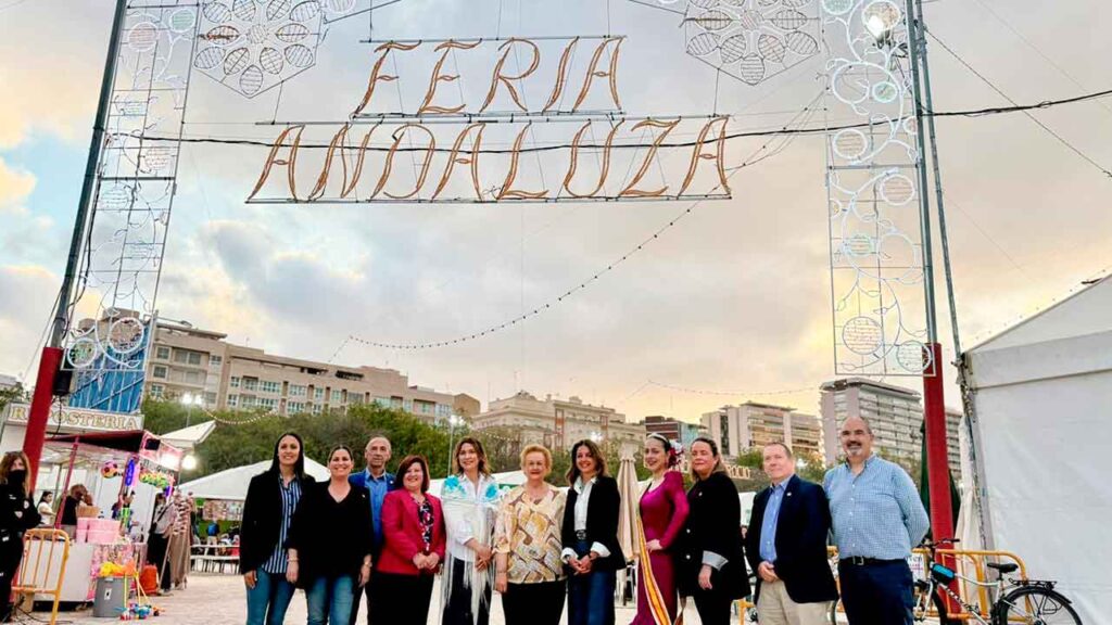 La consellera con la presidenta de la FECA-CV, Puri Martínez, en la entrada de la feria.