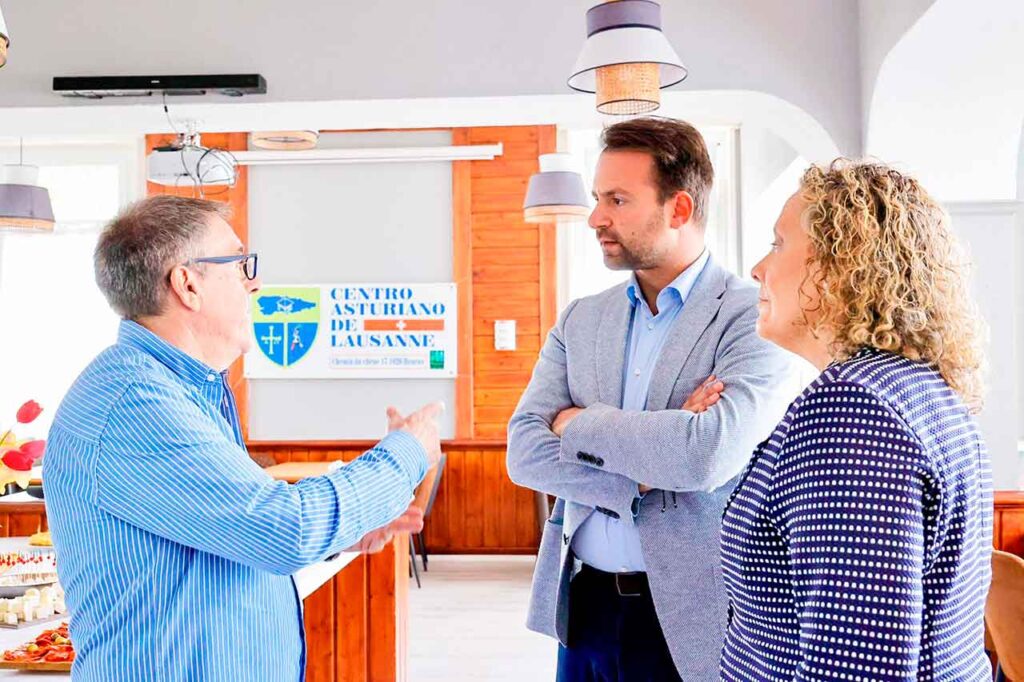 Álvaro Queipo, derecha, en el Centro Asturiano de Lausana.