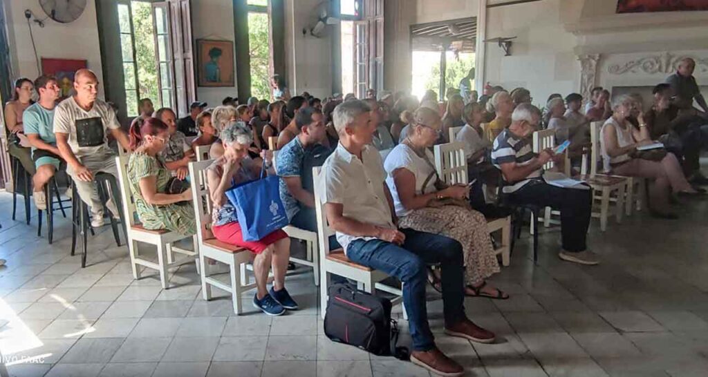 Reunión con la colectividad asturiana en la sede de la Federación de Asociaciones Asturianas en Cuba celebrada durante el último viaje institucional a la isla celebrado en 2005.
