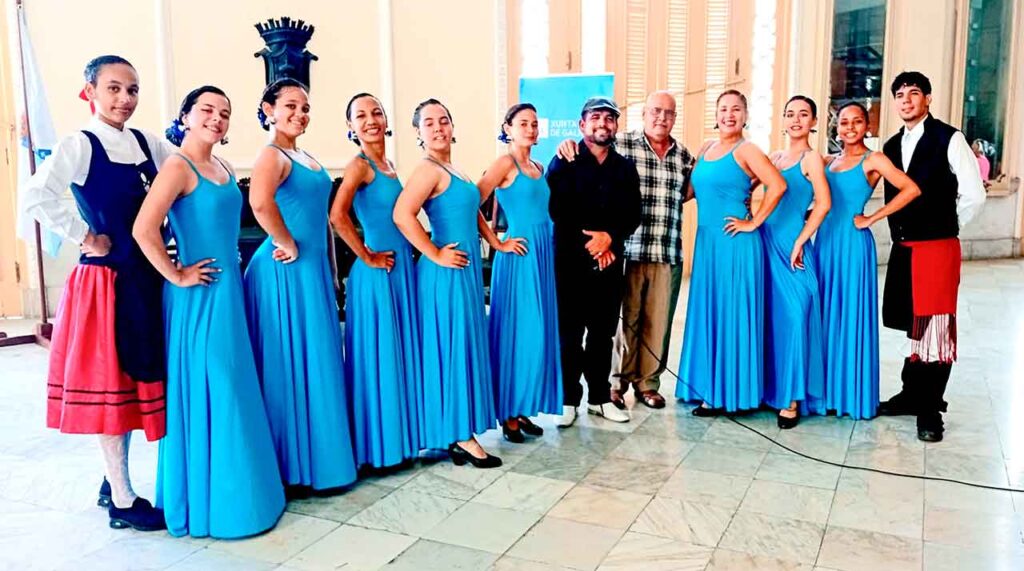 Julio Gallo con los artistas invitados.